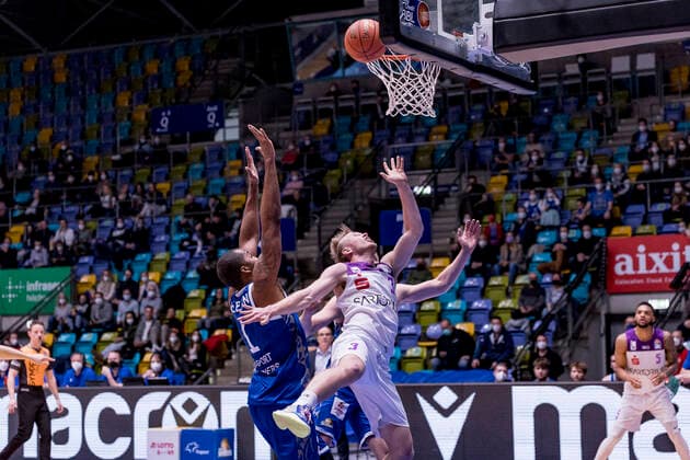 easyCredit BBL, Fraport Skyliners vs. BG Göttingen, Frankfurt, Fraport Arena, 9.3.2022 Jamel McLean (Fraport Skyliners 1) & Harald Frey (BG Göttingen 3), Fraport Skyliners vs. BG Göttingen, Frankfurt, Fraport Arena, 9.3.2022 Copyright: xBEAUTIFULxSPORTS Gawlikx