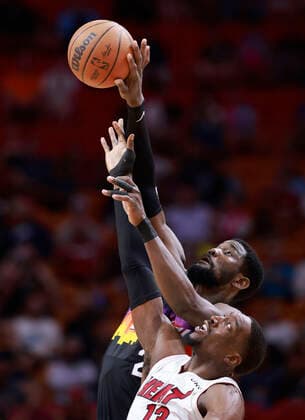 Miami Heat center Dewayne Dedmon (R) and Phoenix Suns center Deandre Ayton (R) jump for the first tip during the first half of the NBA, Basketball Herren, USA basketball game between the Miami Heat and the Phoenix Suns at FTX Arena in Miami, Florida, USA, 09 March 2022. Phoenix Suns at Miami Heat !ACHTUNG: NUR REDAKTIONELLE NUTZUNG!  Copyright: xRHONAxWISEx AME1989 20220310-0c29dc34dc6b47c2d5f0f07573224308c1c275b6