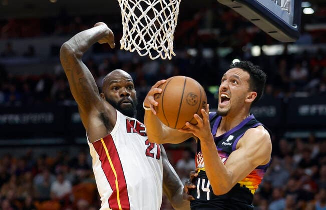 Phoenix Suns guard Landry Shamet (R) shoots against Miami Heat center Dewayne Dedmn during the first half of the NBA, Basketball Herren, USA basketball game between the Miami Heat and the Phoenix Suns at FTX Arena in Miami, Florida, USA, 09 March 2022. Phoenix Suns at Miami Heat !ACHTUNG: NUR REDAKTIONELLE NUTZUNG!  Copyright: xRHONAxWISEx AME1991 20220310-5e30291a54d57074b4ed61df5f99b5b6d7f6fa1d