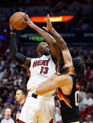Miami Heat center Bam Adebayo (L) shoots over Phoenix Suns center JaVale McGee (R) during the second half of the NBA, Basketball Herren, USA basketball game between the Miami Heat and the Phoenix Suns at FTX Arena in Miami, Florida, USA, 09 March 2022. Phoenix Suns at Miami Heat !ACHTUNG: NUR REDAKTIONELLE NUTZUNG!  Copyright: xRHONAxWISEx AME2006 20220310-5266041f61807a0486552fd8b1f5e76c4eec475d