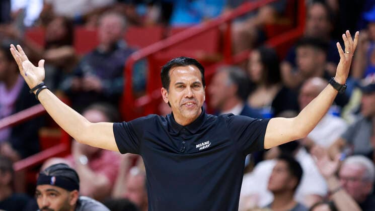 Miami Heat head coach Erik Spoelstra reacts during the second half of the NBA, Basketball Herren, USA basketball game between the Miami Heat and the Phoenix Suns at FTX Arena in Miami, Florida, USA, 09 March 2022. Phoenix Suns at Miami Heat !ACHTUNG: NUR REDAKTIONELLE NUTZUNG!  Copyright: xRHONAxWISEx AME2012 20220310-7ee929ac1df792e56149de0d172df523d0188117