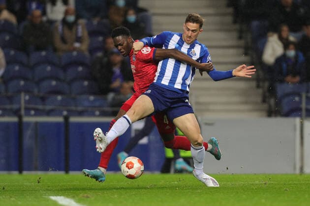FC Porto v Olympique Lyonnais: Round of 16 Leg One - UEFA Europa League Porto™s Spanish forward Toni Martinez (R) vies with Lukeba defender of Olympic Lyonnais (L) in action during the UEFA Europa League, round of 16 - 1st leg, match between FC Porto and Olympic Lyonnais, at Dragao Stadium in Porto on March 9, 2022. Porto Portugal  Copyright: xDPIx originalFilename:oliveira-fcportov220309_npWsI.jpg
