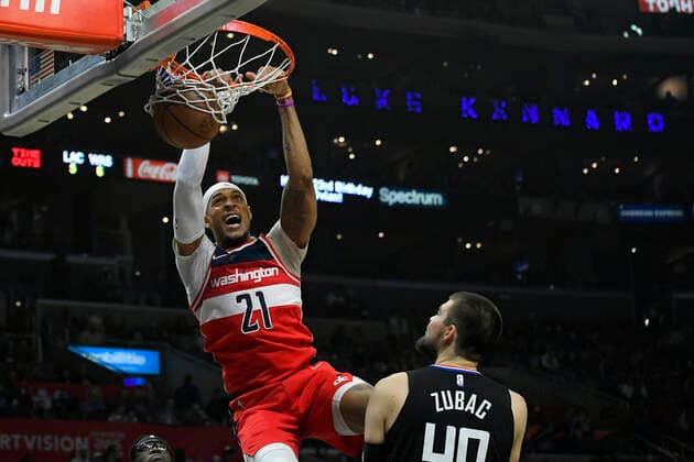 LOS ANGELES, CA - MARCH 09: Washington Wizards center Daniel Gafford (21) dunks over LA Clippers center Ivica Zubac (40) during the first half in a NBA, Basketball Herren, USA basketball game played on March 9, 2022 at Crypto.com Arena in Los Angeles, CA. (Photo by John McCoy Icon Sportswire) NBA: MAR 09 Wizards at Clippers Icon2203060787