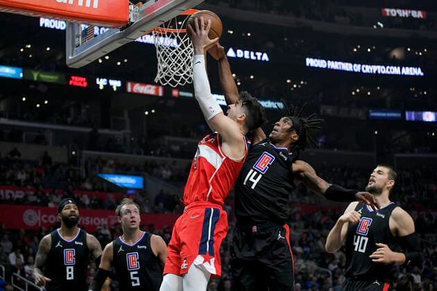 LOS ANGELES, CA - MARCH 09: Washington Wizards forward Deni Avdija (9) is blocked from behind by LA Clippers guard Terance Mann (14) during the first half in a NBA, Basketball Herren, USA basketball game played on March 9, 2022 at Crypto.com Arena in Los Angeles, CA. (Photo by John McCoy Icon Sportswire) NBA: MAR 09 Wizards at Clippers Icon2203060942