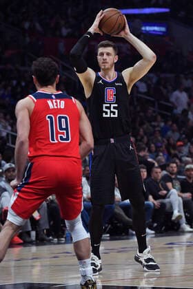 LOS ANGELES, CA - MARCH 09: LA Clippers center Isaiah Hartenstein (55) passes the ball over Washington Wizards guard Raul Neto (19) during the first half in a NBA, Basketball Herren, USA basketball game played on March 9, 2022 at Crypto.com Arena in Los Angeles, CA. (Photo by John McCoy Icon Sportswire) NBA: MAR 09 Wizards at Clippers Icon2203061252