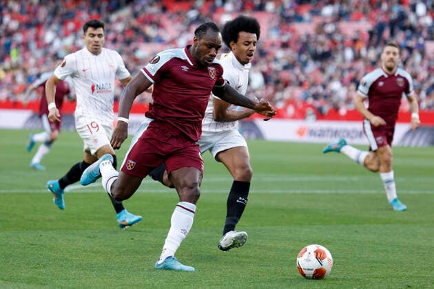 March 10, 2022, Seville, Spain: MICHAIL ANTONIO of West Ham (L) in action during the Europa League Round of 16 (1st leg) soccer match between Sevilla FC and West Ham United FC at the Ramon Sanchez Pizjuan Stadium Seville Spain - ZUMAa142 20220310_zap_a142_004 Copyright: xDanielxGonzalezxAcunax