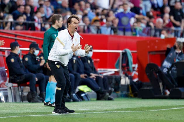 March 10, 2022, Seville, Spain: JULEN LOPETEGUI, head coach of Sevilla, screams during the Europa League Round of 16 (1st leg) soccer match between Sevilla FC and West Ham United FC at the Ramon Sanchez Pizjuan Stadium Seville Spain - ZUMAa142 20220310_zap_a142_006 Copyright: xDanielxGonzalezxAcunax