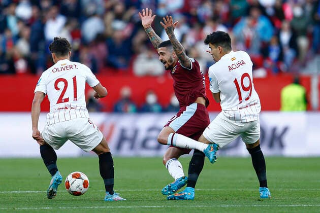 ESP: Sevilla FC-West Ham. UEFA Europa League Manuel Lanzini of West Ham and Marcos Acuna of Sevilla FC during the UEFA Europa League match, round of 16 between Sevilla FC and West Ham played at Sanchez Pizjuan Stadium on March 10, 2022 in Sevilla, Spain. (Antonio Pozo Pressinphoto Icon Contributor Copyright: xPressinphotox AP_100322_002