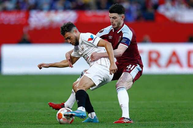 ESP: Sevilla FC-West Ham. UEFA Europa League Munir El Haddadi of Sevilla FC and Declan Rice of West Ham during the UEFA Europa League match, round of 16 between Sevilla FC and West Ham played at Sanchez Pizjuan Stadium on March 10, 2022 in Sevilla, Spain. (Antonio Pozo PRESSINPHOTO) kpng Copyright: xAntonioxPozox xPRESSINPHOTOx AP_100322_007
