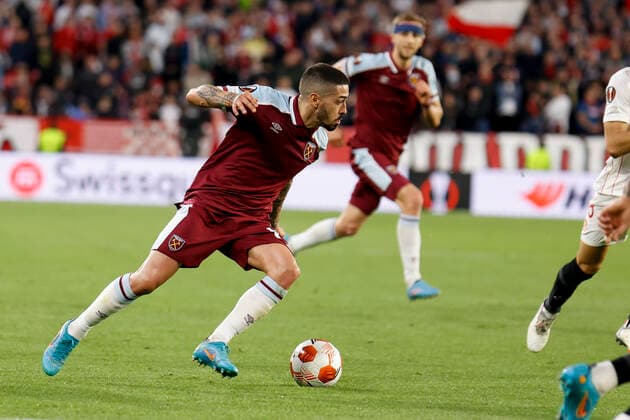 March 10, 2022, Seville, Spain: MANUEL LANZINI of West Ham in action during the Europa League Round of 16 (1st leg) soccer match between Sevilla FC and West Ham United FC at the Ramon Sanchez Pizjuan Stadium Seville Spain - ZUMAa142 20220310_zap_a142_017 Copyright: xDanielxGonzalezxAcunax