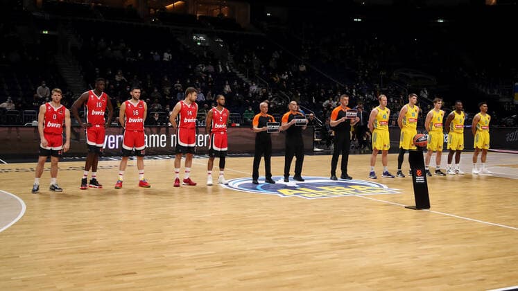 Mannschaften vor Spielbeginn Basketball Euroleague EL Herren Saison 2021 2022 10.03.2022 ALBA Berlin vs. Olympiakos Piräus