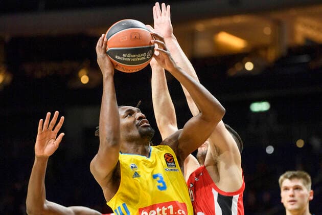 Jaleen Smith (Alba Berlin, 03), setzt sich durch, GER, Basketball, Alba Berlin vs Olympiakos Piraeus (Stats Turkish Airlines EuroLeague 2021 22), Saison 2021 2022, 10.03.2022, Basketball - Alba Berlin vs Olympiakos Piraeus (Stats Turkish Airlines EuroLeague 2021 22), Spiel, 10.03.2022, Berlin Copyright: xEibner-Pressefoto UwexKochx EP_UKH