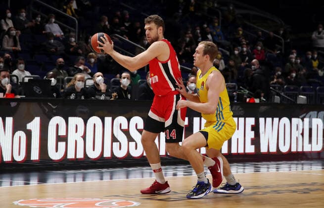 Sasha Vezenkov, Luke Sikma Aktion Spielszene Zweikampf Basketball Euroleague EL Herren Saison 2021 2022 10.03.2022 ALBA Berlin vs. Olympiakos Piräus