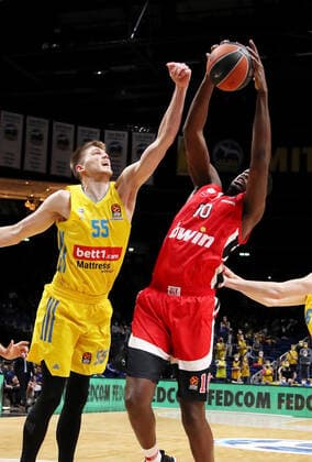 Ben Lammers, Moustapha Fall Aktion Spielszene Zweikampf Basketball Euroleague EL Herren Saison 2021 2022 10.03.2022 ALBA Berlin vs. Olympiakos Piräus