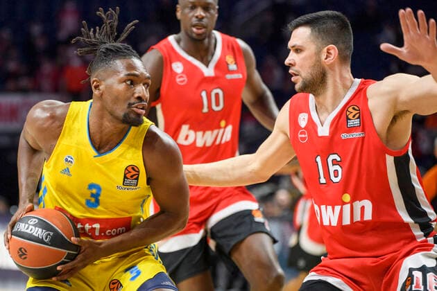 v.l. Jaleen Smith (Alba Berlin, 03), Moustapha Fall (Olympiakos Piraeus, 10), Kostas Papanikolaou (Olympiakos Piraeus, 16), Zweikampf, Action, Kampf, GER, Basketball, Alba Berlin vs Olympiakos Piraeus (Stats Turkish Airlines EuroLeague 2021 22), Saison 2021 2022, 10.03.2022, Basketball - Alba Berlin vs Olympiakos Piraeus (Stats Turkish Airlines EuroLeague 2021 22), Spiel, 10.03.2022, Berlin Copyright: xEibner-Pressefoto UwexKochx EP_UKH