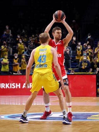 Luke Sikma, Sasha Vezenkov Aktion Spielszene Zweikampf Basketball Euroleague EL Herren Saison 2021 2022 10.03.2022 ALBA Berlin vs. Olympiakos Piräus
