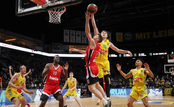Thomas Walkup, Ben Lammers Aktion Spielszene Zweikampf Basketball Euroleague EL Herren Saison 2021 2022 10.03.2022 ALBA Berlin vs. Olympiakos Piräus
