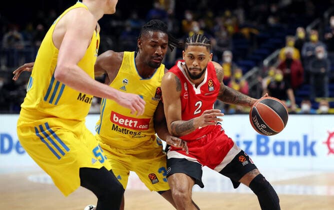 Jaleen Smith, Tyler Dorsey Aktion Spielszene Zweikampf Basketball Euroleague EL Herren Saison 2021 2022 10.03.2022 ALBA Berlin vs. Olympiakos Piräus
