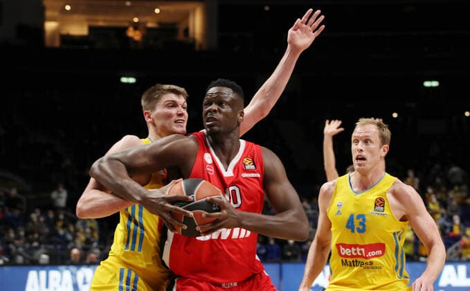 Ben Lammers, Moustapha Fall Aktion Spielszene Zweikampf Basketball Euroleague EL Herren Saison 2021 2022 10.03.2022 ALBA Berlin vs. Olympiakos Piräus