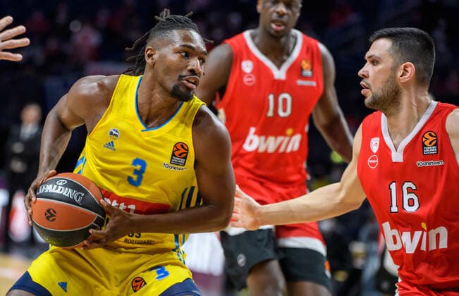 Basketball: EuroLeague, ALBA Berlin - Olympiakos Piraeus, 29. Spieltag, Mercedes-Benz Arena. ALBAs Jaleen Smith (l) kaempft gegen Kostas Papanikolaou von Olympiakos Piraeus um den Ball. ALBA Berlin - Olympiakos Piraeus