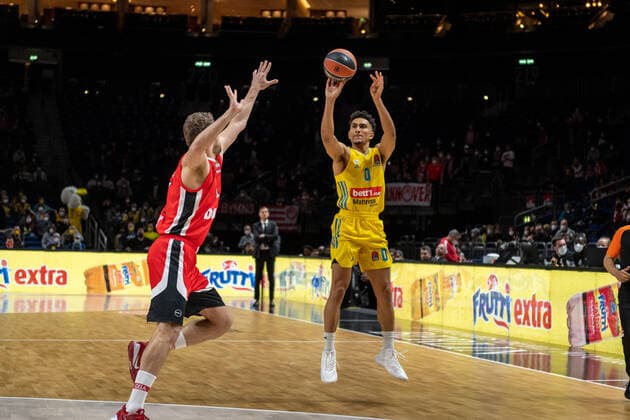 Basketball Berlin 10.03.2022 Saison 2021 2022 Euroleague Regular Season Alba Berlin - Olympiakos Piräus Maodo Lo (Alba Berlin, No.00) Sasha Vezenkov (Piräus, No.14)
