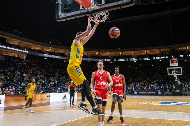 Basketball Berlin 10.03.2022 Saison 2021 2022 Euroleague Regular Season Alba Berlin - Olympiakos Piräus Ben Lammers (Alba Berlin, No.55) Thomas Walkup (Piräus, No.00)