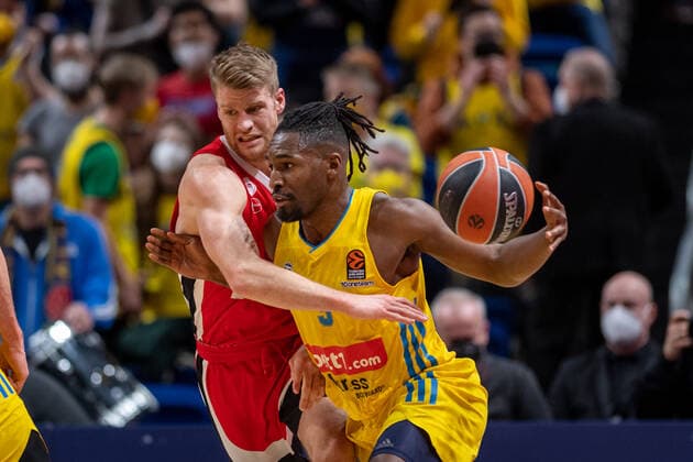 Basketball Berlin 10.03.2022 Saison 2021 2022 Euroleague Regular Season Alba Berlin - Olympiakos Piräus Jaleen Smith (Alba Berlin, No.03) Thomas Walkup (Piräus, No.00)