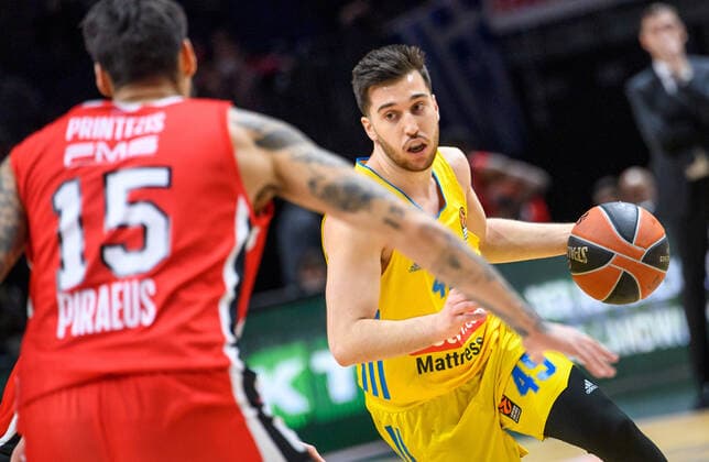 Basketball: EuroLeague, ALBA Berlin - Olympiakos Piraeus, 29. Spieltag, Mercedes-Benz Arena. ALBAs Tamir Blatt (l) kaempft gegen Georgios Printezis von Olympiakos Piraeus um den Ball. ALBA Berlin - Olympiakos Piraeus