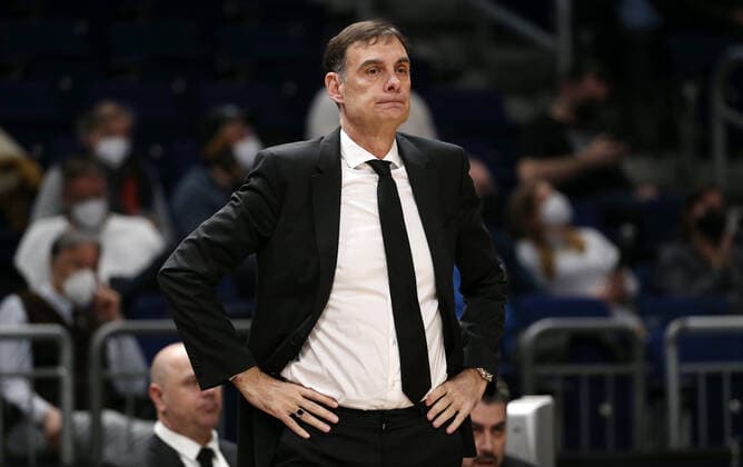 Trainer Georgios Bartzokas Aktion Oberkoerper Oberkörper Basketball Euroleague EL Herren Saison 2021 2022 10.03.2022 ALBA Berlin vs. Olympiakos Piräus
