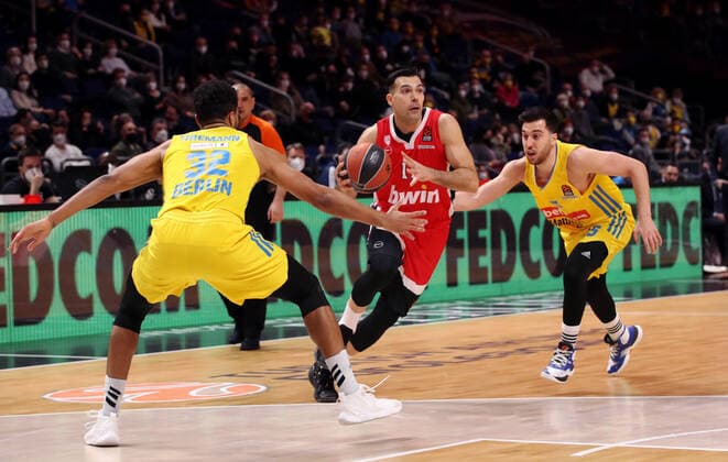 Johannes Thiemann, Kostas Sloukas, Tamir Blatt Aktion Spielszene Zweikampf Basketball Euroleague EL Herren Saison 2021 2022 10.03.2022 ALBA Berlin vs. Olympiakos Piräus