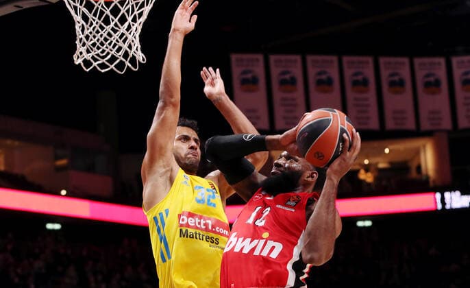 Johannes Thiemann, Hassan Martin Aktion Spielszene Zweikampf Basketball Euroleague EL Herren Saison 2021 2022 10.03.2022 ALBA Berlin vs. Olympiakos Piräus