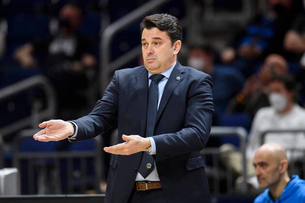 Israel Gonzalez (Alba Berlin, Trainer), zeigt, deutet, Blick, GER, Basketball, Alba Berlin vs Olympiakos Piraeus (Stats Turkish Airlines EuroLeague 2021 22), Saison 2021 2022, 10.03.2022, Basketball - Alba Berlin vs Olympiakos Piraeus (Stats Turkish Airlines EuroLeague 2021 22), Spiel, 10.03.2022, Berlin Copyright: xEibner-Pressefoto UwexKochx EP_UKH