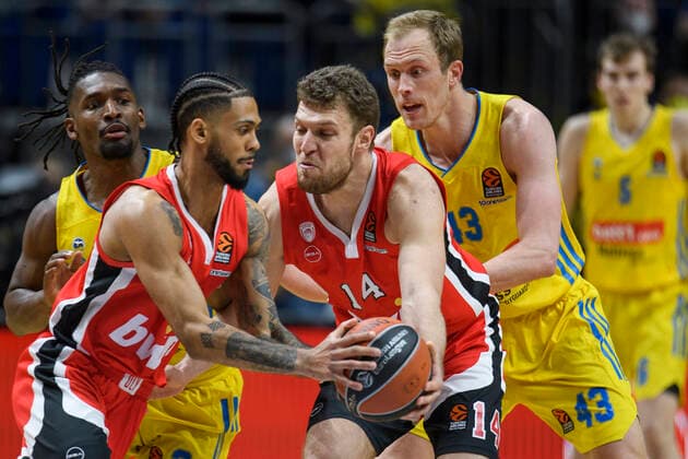 v.l. Tyler Dorsey (Olympiakos Piraeus, 02), Sasha Vezenkov (Olympiakos Piraeus, 14), Luke Sikma (Alba Berlin, 43), Zweikampf, Action, Kampf, GER, Basketball, Alba Berlin vs Olympiakos Piraeus (Stats Turkish Airlines EuroLeague 2021 22), Saison 2021 2022, 10.03.2022, Basketball - Alba Berlin vs Olympiakos Piraeus (Stats Turkish Airlines EuroLeague 2021 22), Spiel, 10.03.2022, Berlin Copyright: xEibner-Pressefoto UwexKochx EP_UKH