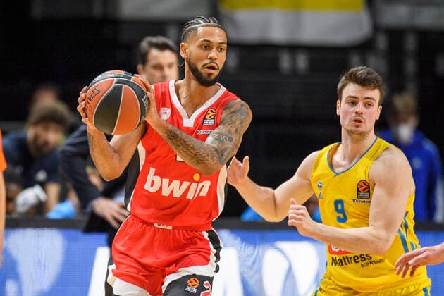 v.l. Tyler Dorsey (Olympiakos Piraeus, 02), Jonas Mattisseck (Alba Berlin, 09), Zweikampf, Action, Kampf, GER, Basketball, Alba Berlin vs Olympiakos Piraeus (Stats Turkish Airlines EuroLeague 2021 22), Saison 2021 2022, 10.03.2022, Basketball - Alba Berlin vs Olympiakos Piraeus (Stats Turkish Airlines EuroLeague 2021 22), Spiel, 10.03.2022, Berlin Copyright: xEibner-Pressefoto UwexKochx EP_UKH