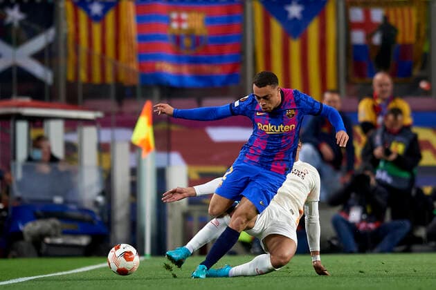FC Barcelona, Barca v Galatasaray: Round of 16 Leg One - UEFA Europa League Sergino Dest of Barcelona and Mostafa Mohamed of Galatasaray compete for the ball during the UEFA Europa League Round of 16 Leg One match between FC Barcelona and Galatasaray at Camp Nou on March 10, 2022 in Barcelona, Spain. Barcelona Spain  Copyright: xJosexBretonx originalFilename:breton-fcbarcel220310_npF0i.jpg