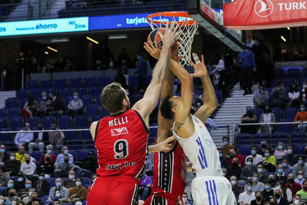 March 10, 2022, MADRID, MADRID, SPAIN: Nicolo Melli of Olimpia Milano and Williams-Goss of Real Madrid fight for the ball during Turkish Airlines Euroleague basketball match between Real Madrid and Olimpia Milano at Wizink Center on March 10, 2022 in Madrid, Spain. MADRID SPAIN - ZUMAa181 20220310_zaa_a181_059 Copyright: xIrinaxR.xHipolitox
