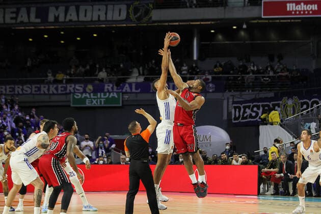 March 10, 2022, MADRID, MADRID, SPAIN: Walter Samuel Tavares da Veiga of Real Madrid and Kyle Hines of Olimpia Milano fight for the ball during Turkish Airlines Euroleague basketball match between Real Madrid and Olimpia Milano at Wizink Center on March 10, 2022 in Madrid, Spain. MADRID SPAIN - ZUMAa181 20220310_zaa_a181_060 Copyright: xIrinaxR.xHipolitox
