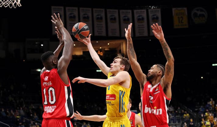 Moustapha Fall, Malte Delow, Tyler Dorsey Aktion Spielszene Zweikampf Basketball Euroleague EL Herren Saison 2021 2022 10.03.2022 ALBA Berlin vs. Olympiakos Piräus