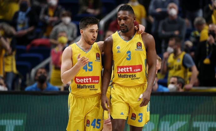Tamir Blatt, Jaleen Smith Aktion Oberkoerper Oberkörper Basketball Euroleague EL Herren Saison 2021 2022 10.03.2022 ALBA Berlin vs. Olympiakos Piräus