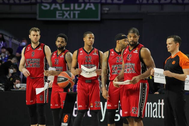 March 10, 2022, MADRID, MADRID, SPAIN: Nicolo Melli, Troy Daniels, Devon Hall, Malcom Delaney and Kyle Hines of Olimpia Milano look on during Turkish Airlines Euroleague basketball match between Real Madrid and Olimpia Milano at Wizink Center on March 10, 2022 in Madrid, Spain. MADRID SPAIN - ZUMAa181 20220310_zaa_a181_063 Copyright: xIrinaxR.xHipolitox