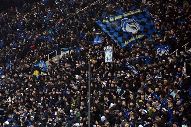 March 10, 2022, BERGAMO, Italia: Atalanta s supporters during UEFA Europa League round of 16 first leg soccer match Atalanta BC vs Bayer 04 Leverkusen at the Bergamo Stadium in Bergamo, Italy, 10 March 2022..ANSA PAOLO MAGNI Soccer: Europa League; Atalanta-Bayer 04 Leverkusen  - ZUMAa110 20220310_zaf_a110_083 Copyright: xPaoloxMagnix