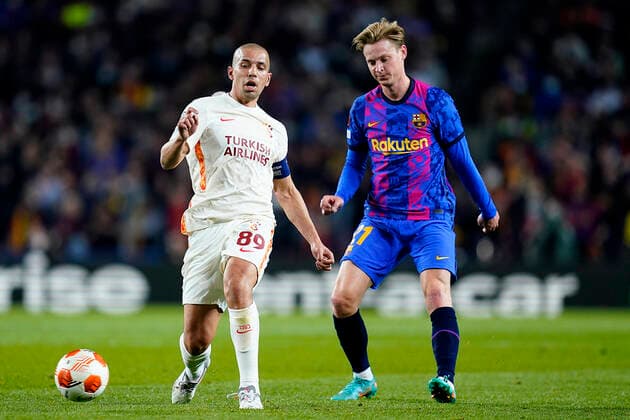 ESP: FC Barcelona, Barca v Galatasaray SK. UEFA Europa League Sofiane Feghouli of Galatasaray SK and Frenkie de Jong of FC Barcelona during the UEFA Europa League match between FC Barcelona v Galatasaray SK played at Camp Nou Stadium Stadium on March 10, 2022 in Barcelona, Spain. kpng Copyright: xSergioxRuizx xPRESSINPHOTOx PS_100322_008