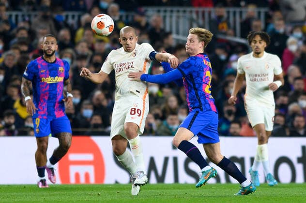 March 10, 2022, Barcelona, Spain: Sofiane Feghouli of Galatasaray AS in action with Frenkie de Jong of FC Barcelona, Barca during the UEFA Europa League match between FC Barcelona and Galatasaray ASat Camp Nou in Barcelona, Spain. Barcelona Spain - ZUMAd159 20220310_zia_d159_083 Copyright: xGerardxFrancox