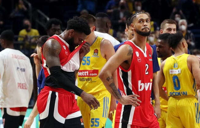 Hassan Martin, Tyler Dorsey enttäuscht nach Spielende Enttäuschung Basketball Euroleague EL Herren Saison 2021 2022 10.03.2022 ALBA Berlin vs. Olympiakos Piräus