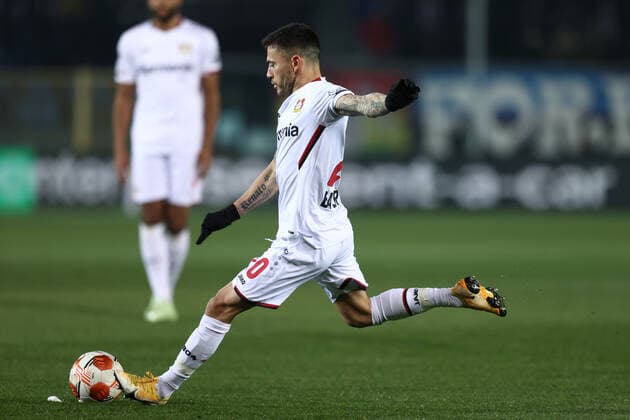 Sport Bilder des Tages March 10, 2022, Bergamo, Italy: Bergamo, Italy, Gewiss Stadium, March 10, 2022, Charles Aranguiz (Bayer 04 Leverkusen) scores his side s first goal of the match during Atalanta BC vs Bayer Leverkusen - football Europa League match. football Europa League match - Atalanta BC vs Bayer Leverkusen, Bergamo, Italy  - ZUMAl164 20220310_zsa_l164_004 Copyright: xFrancescoxScaccianocex