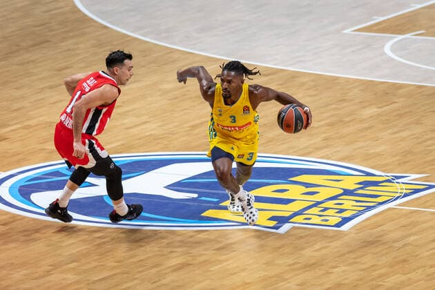 Basketball Berlin 10.03.2022 Saison 2021 2022 Euroleague Regular Season Alba Berlin - Olympiakos Piräus Jaleen Smith (Alba Berlin, No.03) Kostas Sloukas (Piräus, No.11)