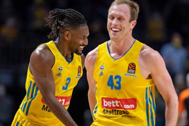 Basketball Berlin 10.03.2022 Saison 2021 2022 Euroleague Regular Season Alba Berlin - Olympiakos Piräus Jaleen Smith (Alba Berlin, No.03) Jubel Luke Sikma (Alba Berlin, No.43)