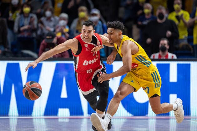 Basketball Berlin 10.03.2022 Saison 2021 2022 Euroleague Regular Season Alba Berlin - Olympiakos Piräus Kostas Sloukas (Piräus, No.11) Maodo Lo (Alba Berlin, No.00)