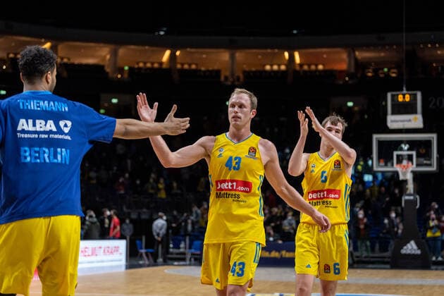 Basketball Berlin 10.03.2022 Saison 2021 2022 Euroleague Regular Season Alba Berlin - Olympiakos Piräus Luke Sikma (Alba Berlin, No.43) Johannes Thiemann (Alba Berlin, No.32) li. Malte Delow (Alba Berlin, No.06) Jubel
