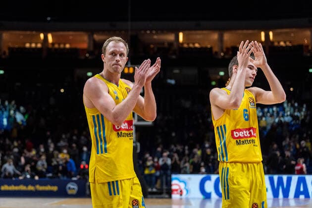 Basketball Berlin 10.03.2022 Saison 2021 2022 Euroleague Regular Season Alba Berlin - Olympiakos Piräus Luke Sikma (Alba Berlin, No.43) Malte Delow (Alba Berlin, No.06) Jubel